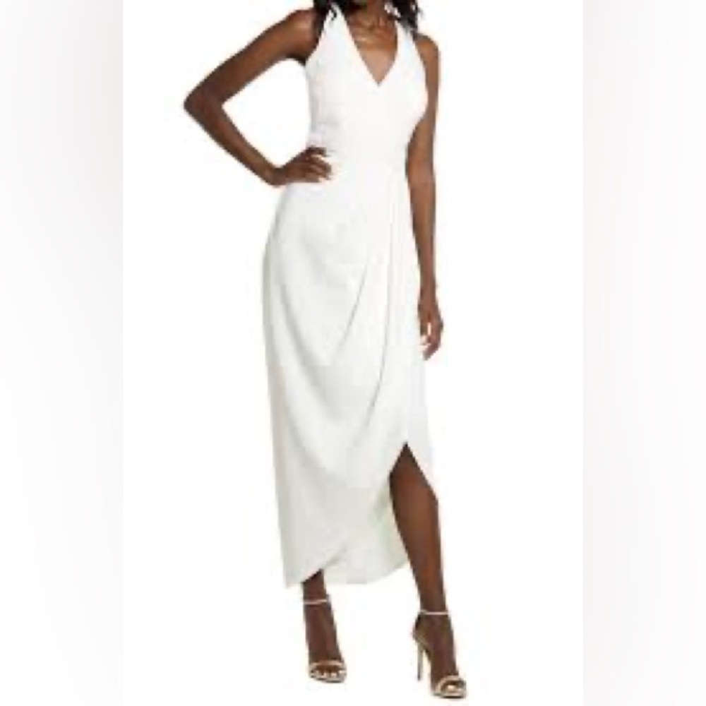 Xscape Tulip Hem Sleeveless Crepe Gown. Size 4 in Ivory.